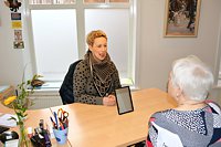 Katharina Rohwedder während einer Behandlungssitzung mit einer älteren Dame