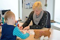 Nicole Thieme bei einer Behandlung eines kleinen Jungen