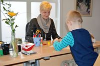 Nicole Thieme bei einer Behandlung eines kleinen Jungen